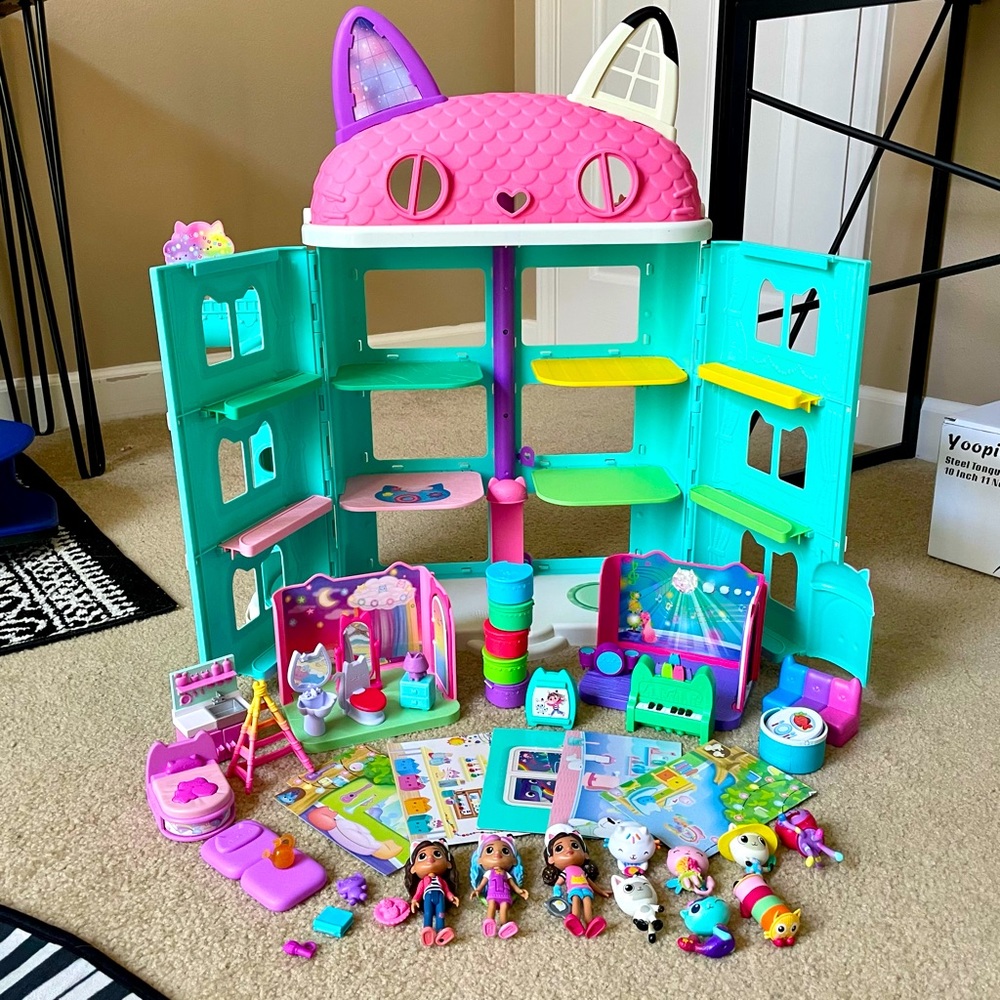 Gabby’s Doll House toy with 40 accessory pieces